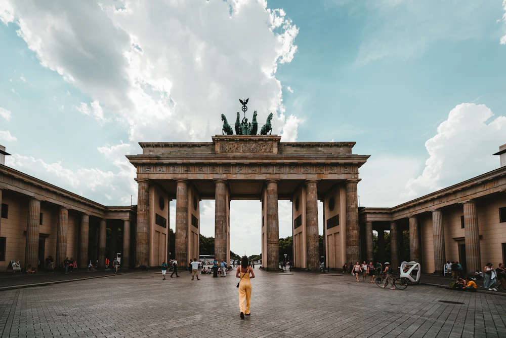 Porta de Brandemburgo, em Berlim, sob um céu com nuvens