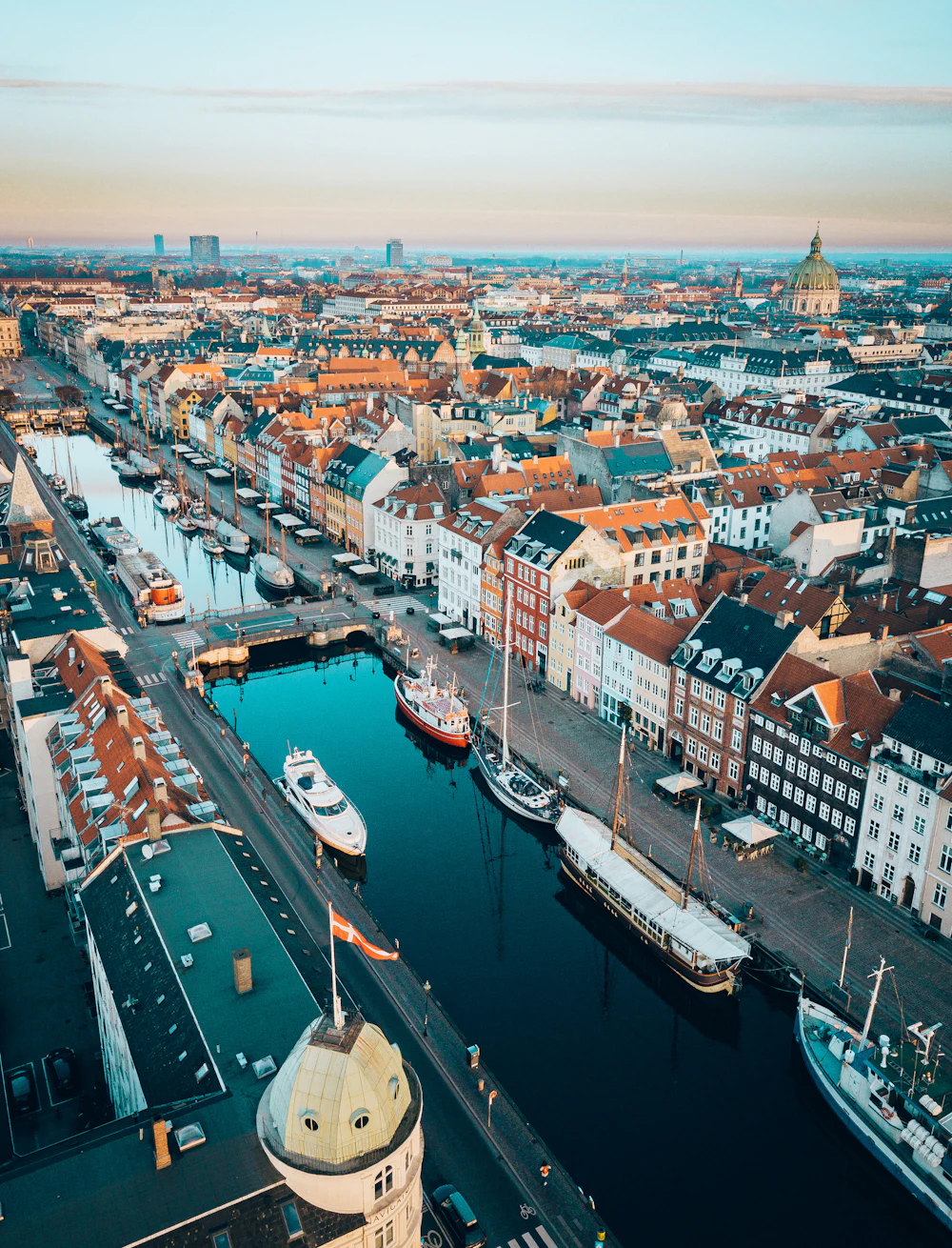 Casas coloridas e barcos no canal de Nyhavn, em Copenhaga