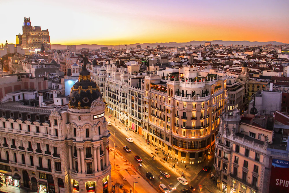 Edifícios da Gran Vía de Madrid ao entardecer
