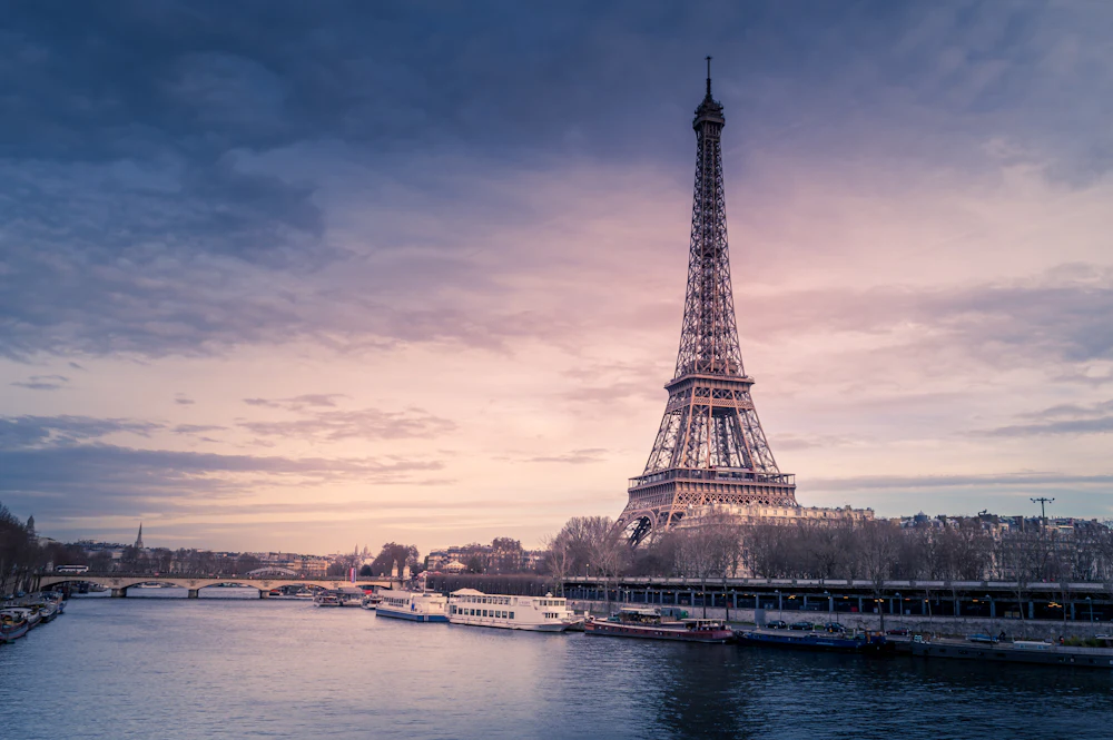Torre Eiffel ao entardecer junto ao Sena
