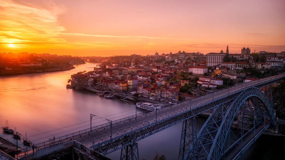 Ribeira do Douro, no Porto, ao pôr do sol, com a ponte D. Luís I