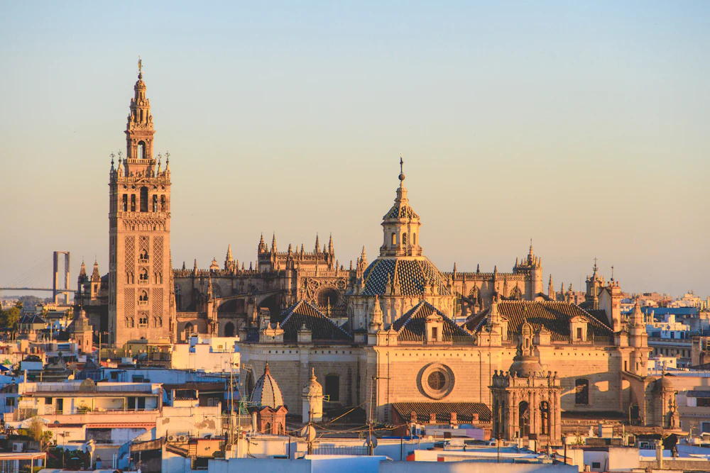 Catedral e Giralda de Sevilha com luz de fim de tarde